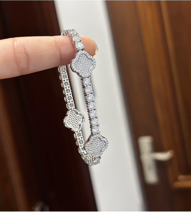 Alora four leaf clover bracelet with VVS moissanite stones close up