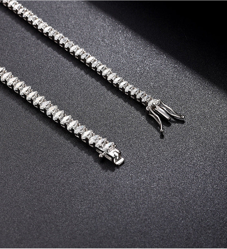 VANLARA Amara moissanite heart tennis bracelet clasp detail
