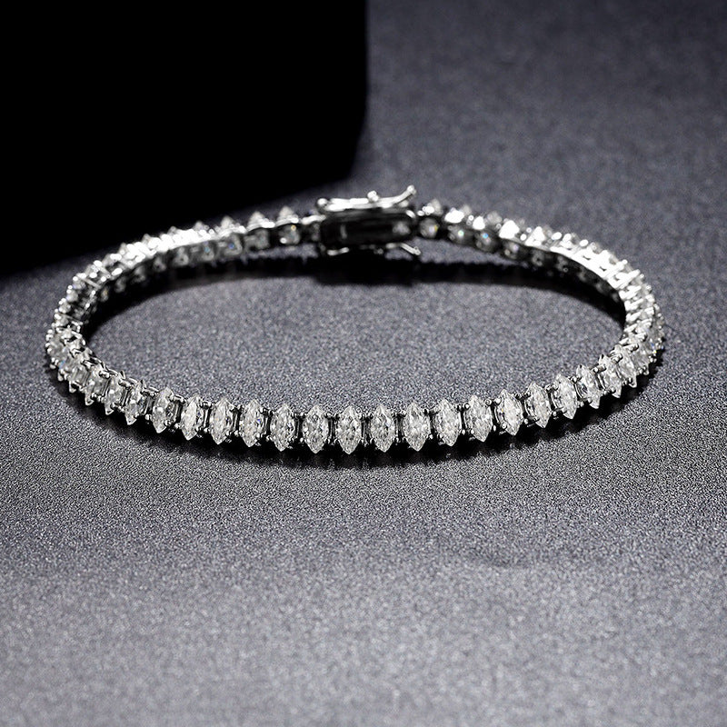 VANLARA Amara moissanite heart tennis bracelet closeup