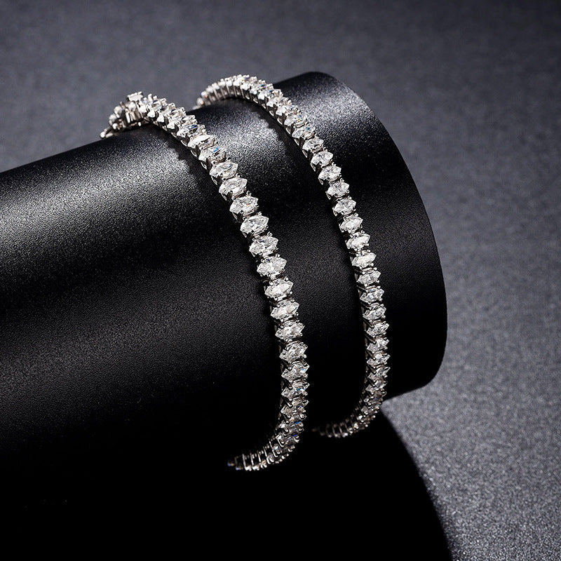 VANLARA Amara moissanite heart tennis bracelet lifestyle image
