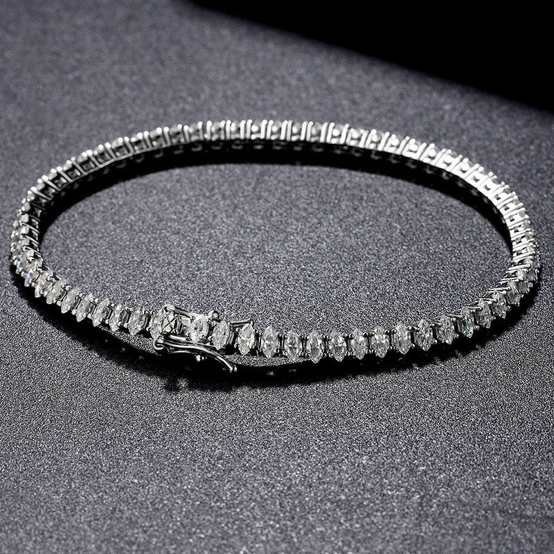 VANLARA Amara moissanite heart tennis bracelet top view
