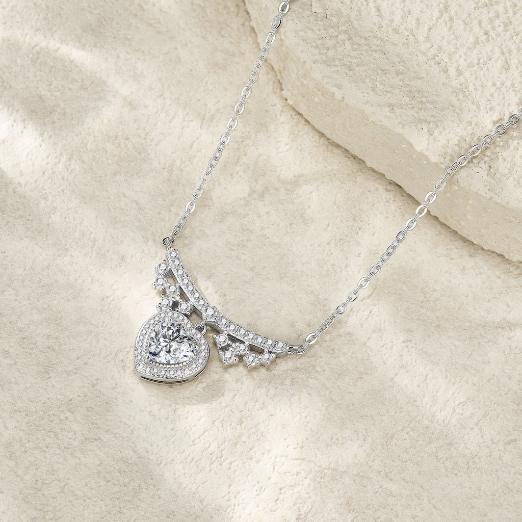 VANLARA Amoura necklace closeup
