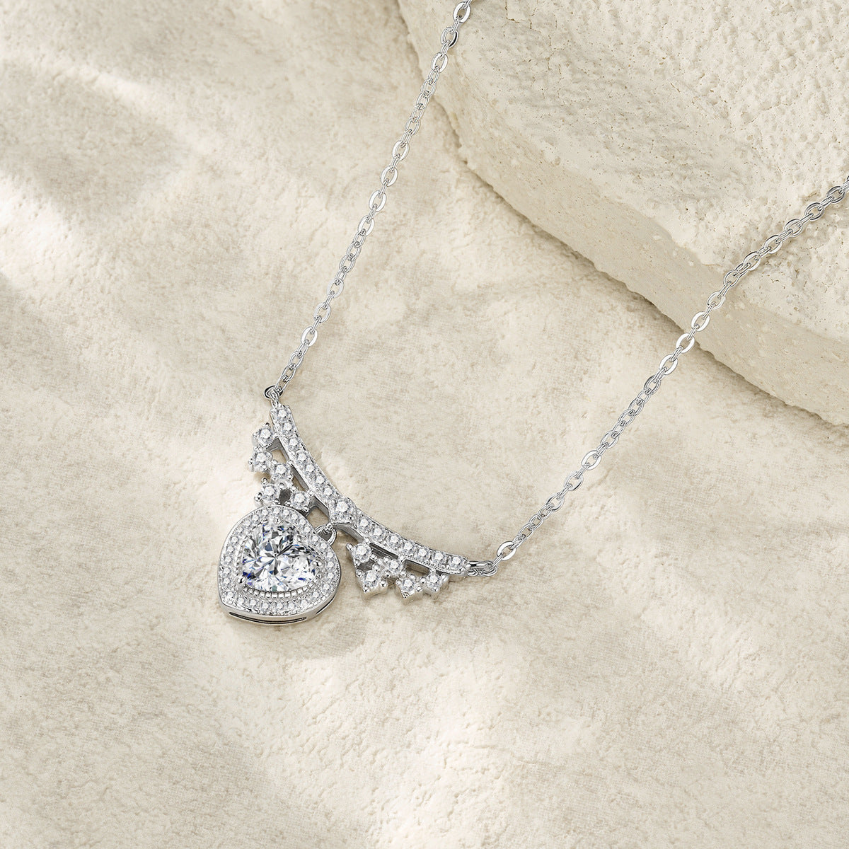 VANLARA Amoura necklace closeup