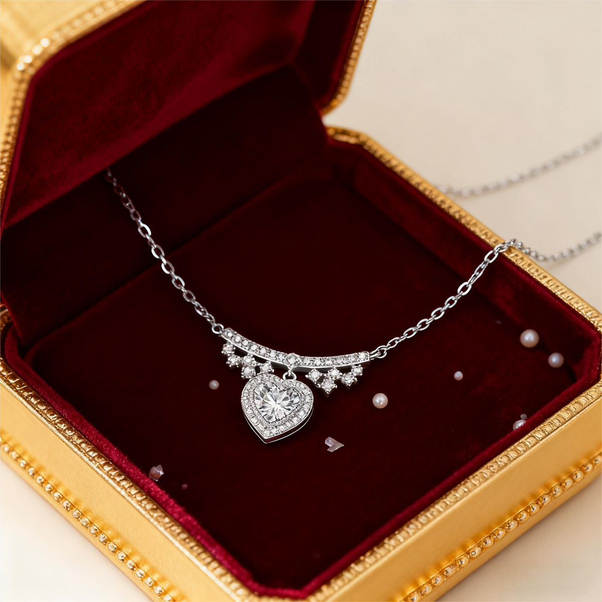 VANLARA Amoura necklace gift presentation