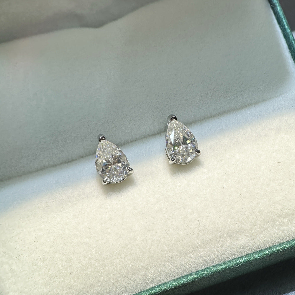 VANLARA Goutte pear moissanite stud earrings closeup